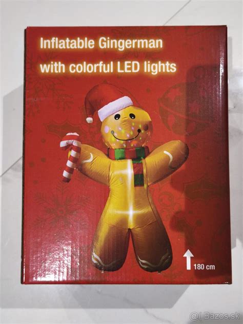 Detailný záber na drevenú vianočnú dekoráciu so sobom a LED osvetlením na vianočne ladenej komode