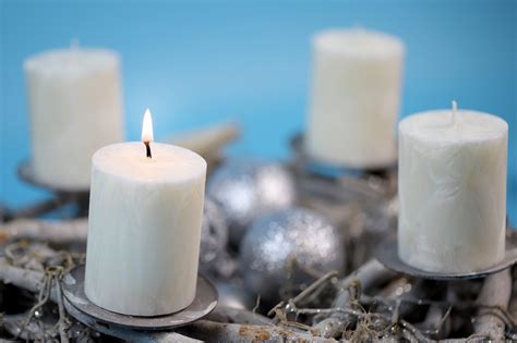 Ilustrácia prvého adventného venca Johanna Heinricha Wicherna s 24 sviečkami