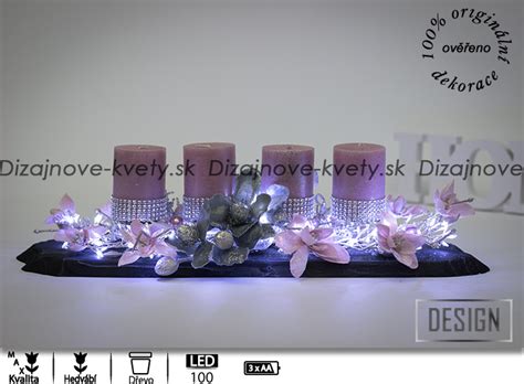 Detailný pohľad na moderný adventný svietnik s dekoráciami z jabĺčok, šišiek a kvetov