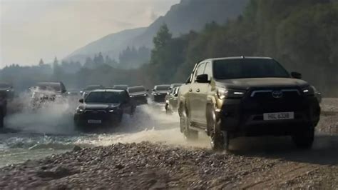 Offroad vozidlo jazdiace náročným terénom