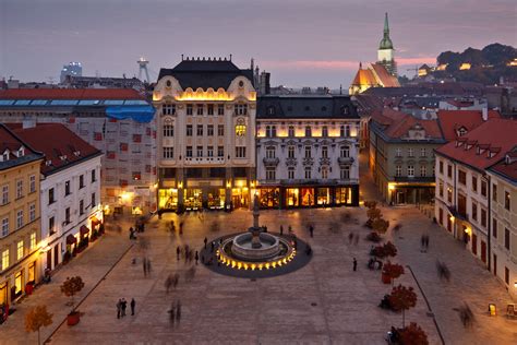 Pohľad na Hlavné námestie v Trenčianskej Turnej s rímskokatolíckym kostolom v pozadí