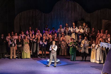 scéna z operety Hrnčiarsky bál s drevenými domami