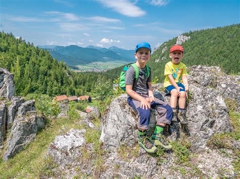 Športová fotografia otca a syna, napríklad pri futbale alebo turistike