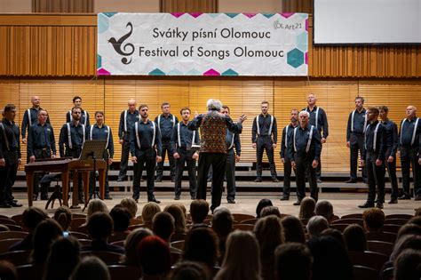 Fotografia z minulého ročníka benefičného koncertu, zobrazujúca účinkujúcich a publikum.
