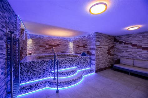 Fotografia wellness zóny s vírivkou a fínskou saunou