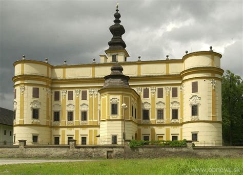 Záber na historickú architektúru kaštieľa obklopeného rozkvitnutým parkom v Nitrianskom kraji.