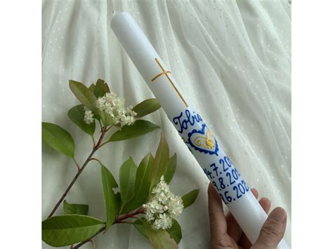 krstná svieca zapálená pri krstiteľnici