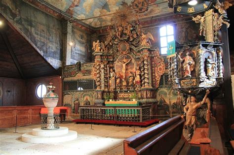Fotografia interiéru kostola s dominantným oltárom