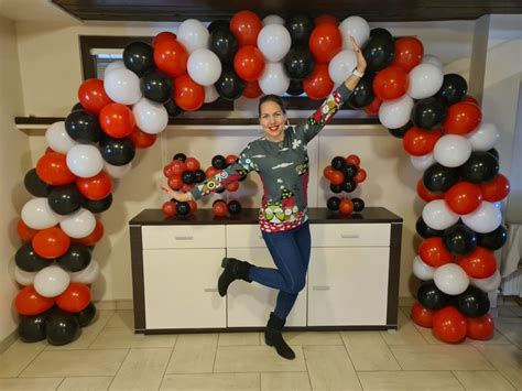 Nádherná čierno-biela party dekorácia s balónmi, obrusmi a kvetinovými aranžmánmi