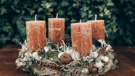 Inšpirácia na vianočný adventný veniec v odtieňoch Peach Fuzz a tradičných materiáloch