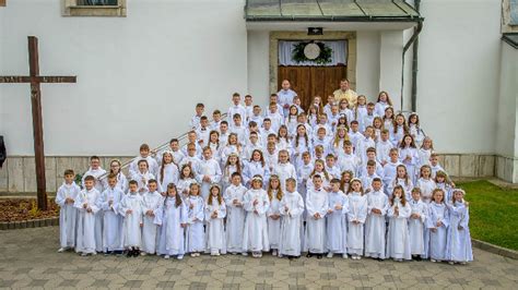 Deti v slávnostných rovnošatách počas Prvého svätého prijímania