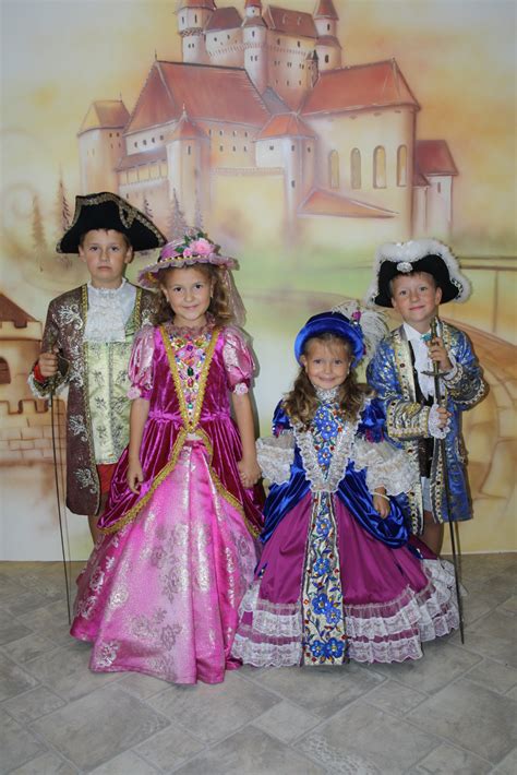 Deti v rôznych karnevalových kostýmoch, ktoré zobrazujú pohodlie a radosť