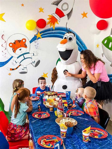 Fotografia prestretého stola s detskými taniermi s motívom rozprávkových postáv