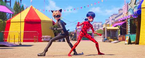 Ilustrácia hlavných postáv seriálu Miraculous: Čarovná Lienka a Čierny Kocúr, ako sa pripravujú na akciu.