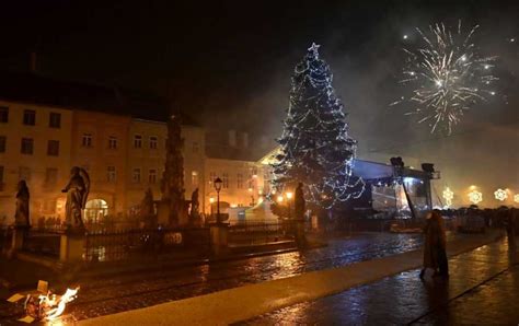 Tematické foto: Novoročné oslavy a ohňostroj nad európskym mestom