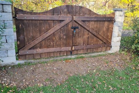 Drevená brána ozdobená brezovými konármi a stuhami