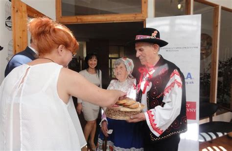 Mladomanželia pri privítaní s chlebom a soľou