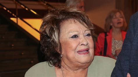 Jiřina Bohdalová prednáša príhovor na zádušnej omši za Karla Gotta
