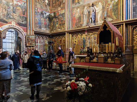 Rakva Karla Gotta vynášaná z Katedrály sv. Víta za zvuku zvonu Zikmund