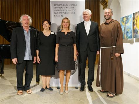 Tematické foto: matky modliace sa spolu