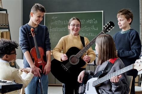 Ilustračné foto: Deti na talentových skúškach, hrajúce na nástroje a kresliace