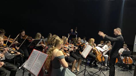 Fotografia gitarového orchestra ZUŠ Poprad na pódiu