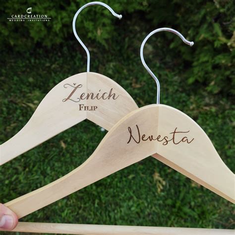 Ilustračná fotografia drevenej svadobnej pozvánky s laserovým gravírovaním