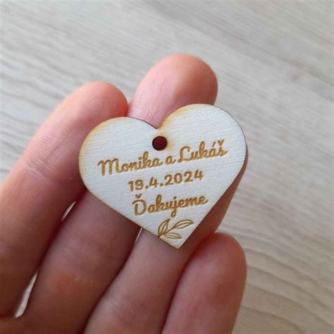 Drevené svadobné prianie s gravírovanými menami a dátumom svadby