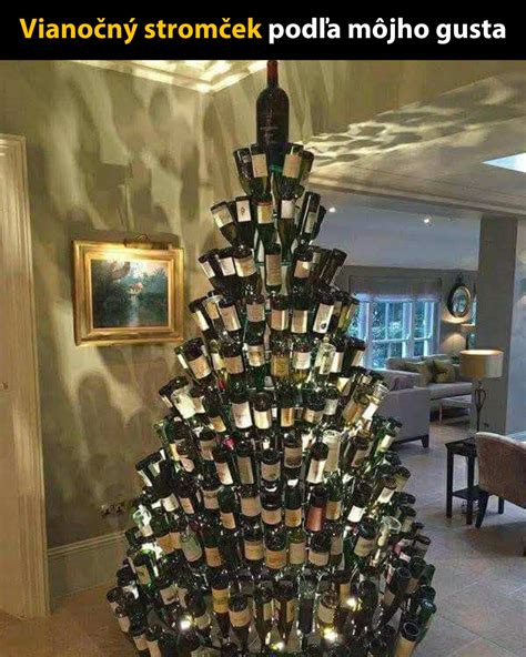 Vianočný stromček vyrobený z plastových fliaš rôznych veľkostí, umiestnený vo veľkej váze