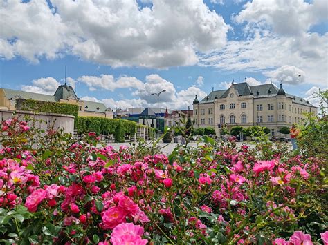 Pohľad na hotel Golden Eagle v centre mesta Levice s dobovou architektúrou