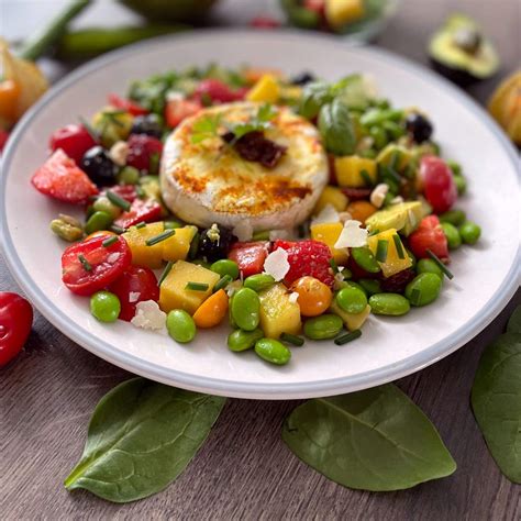 tanier plný sviežej zelenej zeleniny