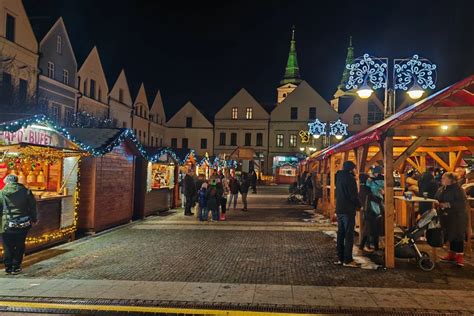 Tematické foto rozvoňaných vianočných trhov s ľuďmi, stánkami a výzdobou
