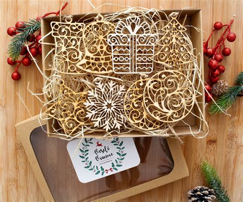 Kolekcia romantických vianočných GIFov zobrazujúcich páry, bozky a objatia.