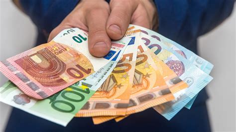 Infografika porovnávajúca odmeňovanie za prácu vo sviatok, nadčas a víkend