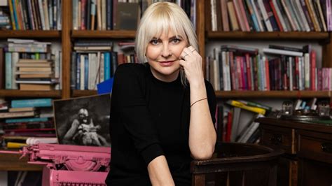Tematické foto: Spisovateľka Barbara Nesvadbová pri práci s knihami