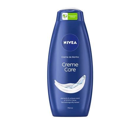 Detailný záber na elegantnú kozmetickú tašku Nivea Creme Care obklopenú vianočnými dekoráciami a produktmi sady