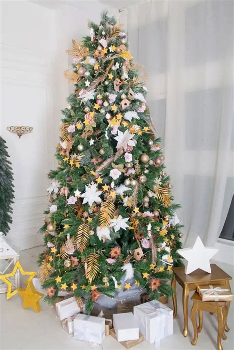 Inšpirácie na vianočný stromček v rôznych štýloch: minimalistický, s motívom jednorožca, klasický červený