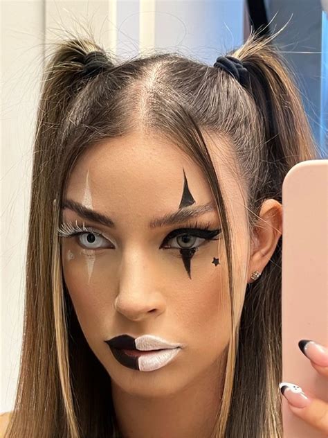 dievčatá v halloweenskom salóne, ktoré upravujú make-up a kostýmy postáv