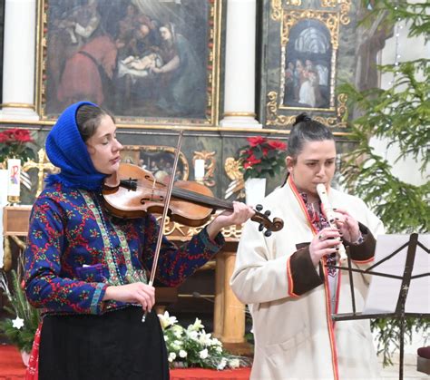 Obrázok prváka, ktorý s radosťou spieva pred svojou mamou