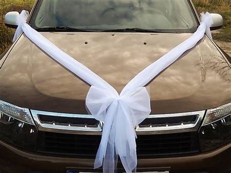 kvetinová svadobná výzdoba na kapotu auta v elegantnom štýle