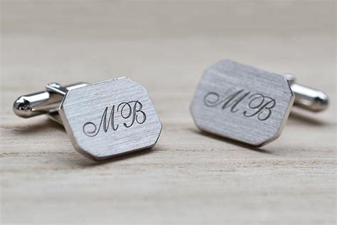 Príklady personalizovaných darčekov: manžetové gombíky s gravírovaním, kožený držiak na karty