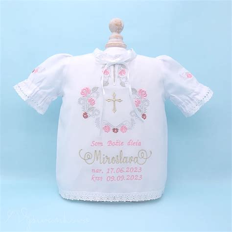 Ilustračné foto darčekovej krabičky s košieľkou a sviečkou na krst