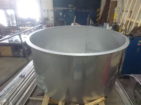 Schéma zloženia kúpacej kade vrátane nerezovej pece, termoizolačnej vložky a masážneho systému.