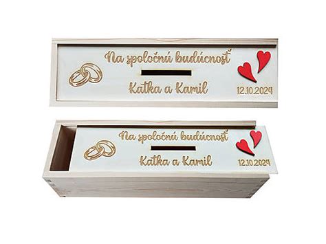 Drevená svadobná pohľadnica s gravírovanými menami a športovými motívmi (napr. siluety bežcov, futbalová lopta).