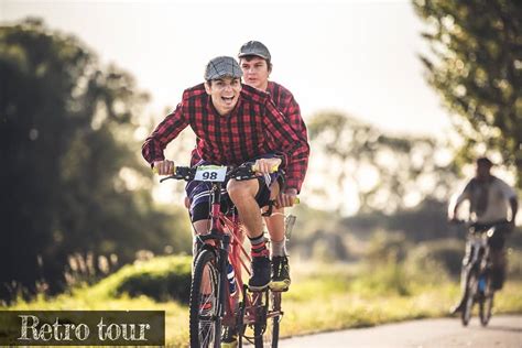 Vtipná kresba páru, ktorý zápasí o diaľkový ovládač, alebo spoločne bicykluje na tandemovom bicykli s nápisom 
