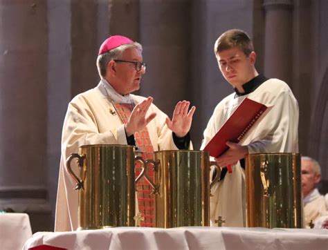 Biskup v ornáte počas Missa Chrismatis s nádobami na oleje