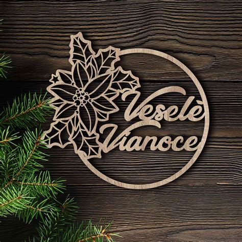 detailná fotografia dreveného betlehema s vianočnou dedinkou