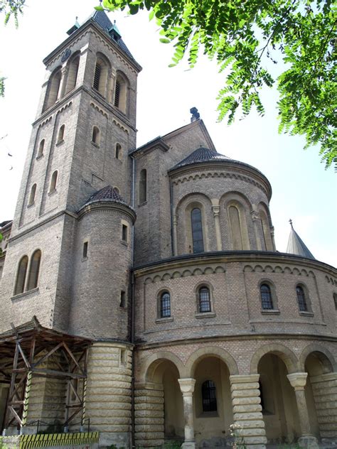 Foto exteriéru kláštora sv. Gabriela v neorománskom štýle, Praha
