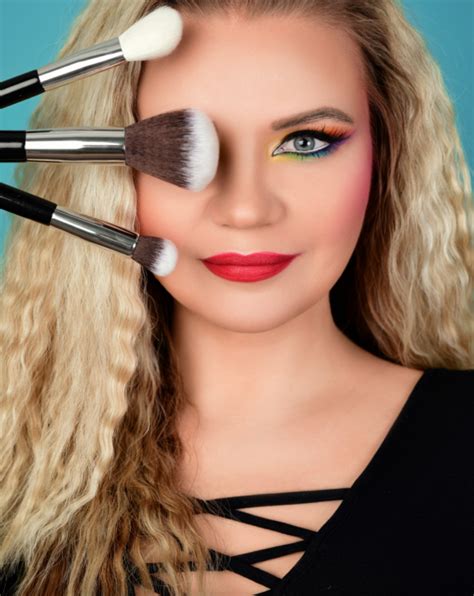 Nevesta počas príprav - vizážistka nanáša make-up