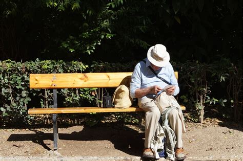 Tematické foto: starší ľudia oslavujúci narodeniny s tortou a pohármi